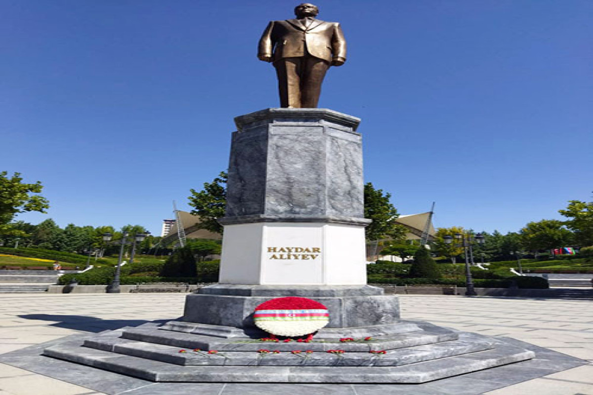 Azerbaijan Defense Minister visited Heydar Aliyev Park in Ankara