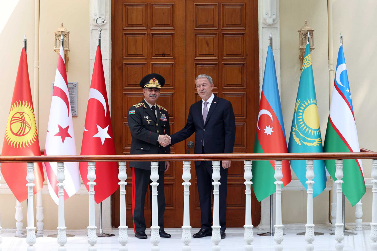 Turkish Defense Chief meets with Azerbaijani counterpart in Kalender Castle