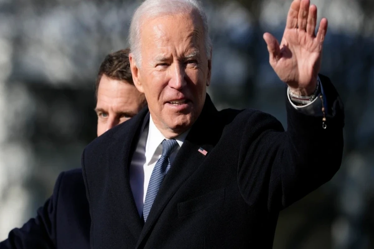 Biden signs rail agreement, Kanye off Twitter again, Pentagon debuts bomber