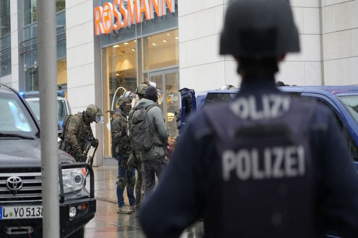 Gunman holds hostages in Dresden shopping mall