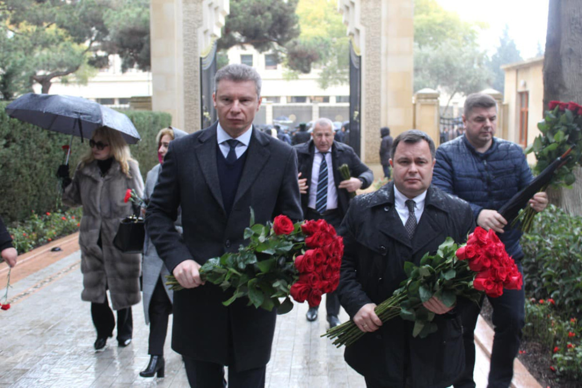 Ukrainian ambassador visits grave of national leader Heydar Aliyev