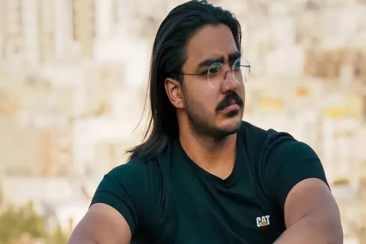 Iran executes 23-year-old protester in public