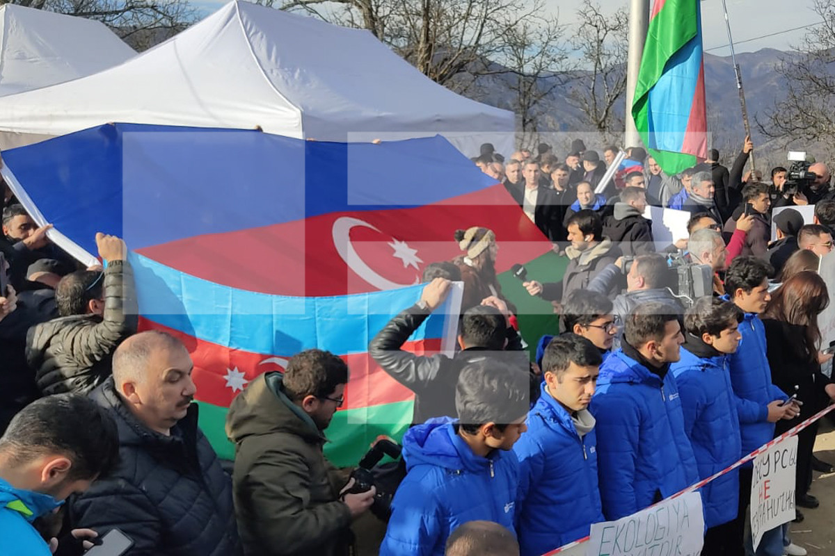 Number of protesters on Lachin road increases, huge Azerbaijani flag was brought to site-VIDEO 