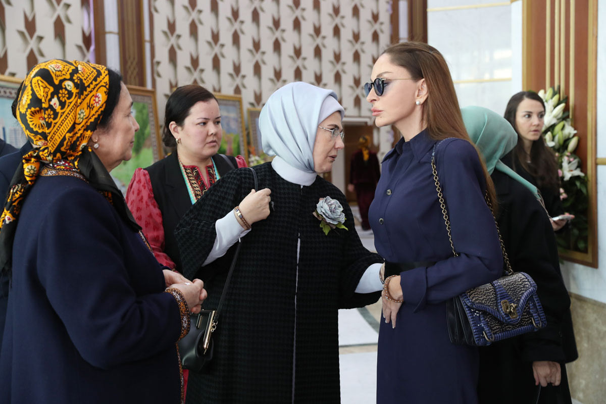 Azerbaijan's First Vice President got acquainted with exhibitions of fine and decorative art works in Turkmenbashi