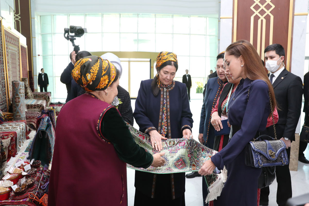 Azerbaijan's First Vice President got acquainted with exhibitions of fine and decorative art works in Turkmenbashi