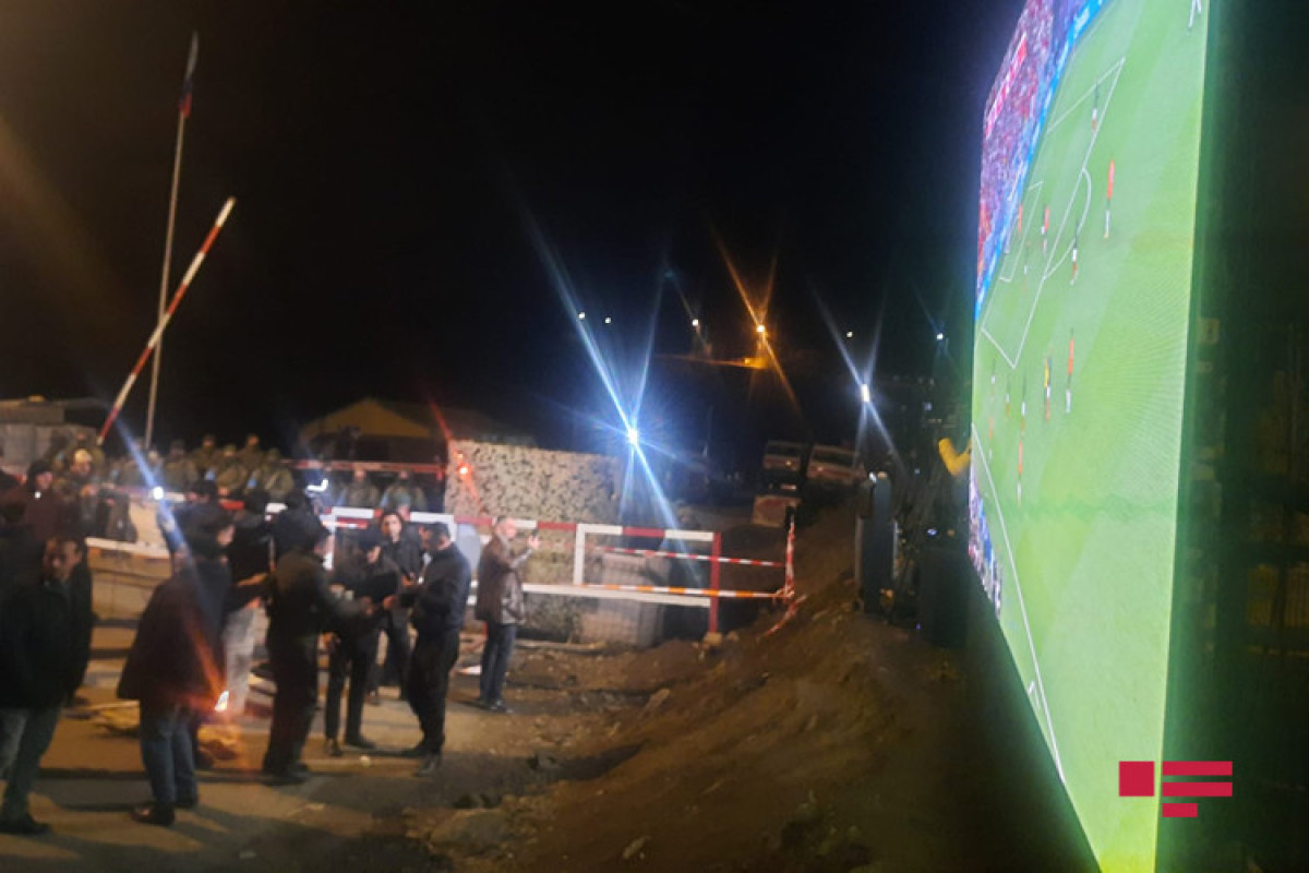 Protestors and Russian peacekeepers on Lachin road watched the World Cup 2022 semi-final game live-PHOTO 