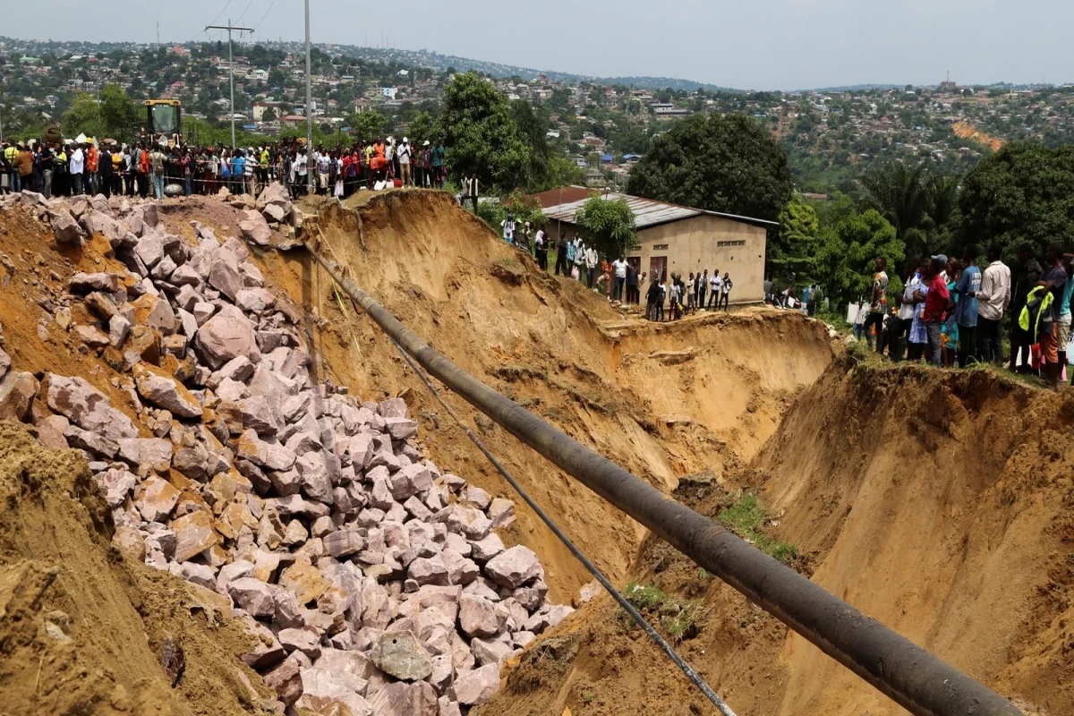 2 dead, dozens trapped in Malaysian landslide