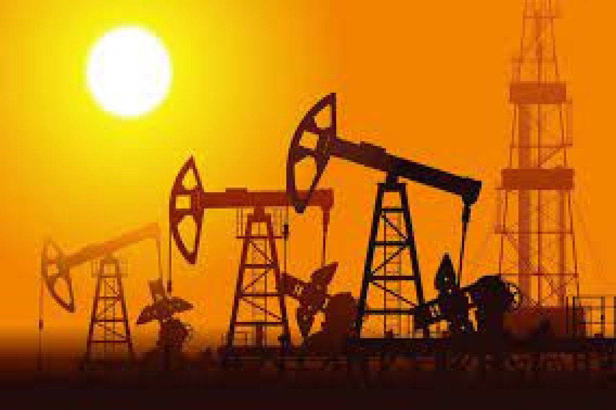Oil prices drop amid recession worries, U.S. dollar strength