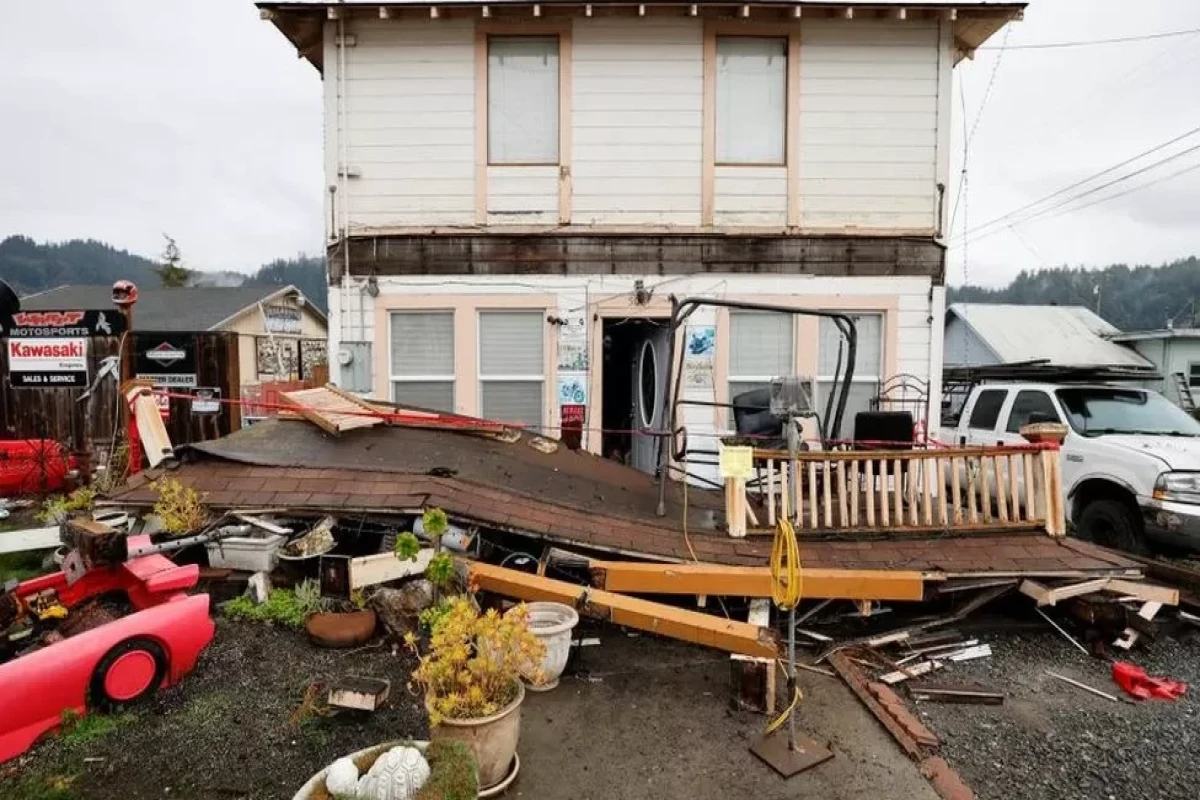 Deadly California earthquake leaves thousands without power