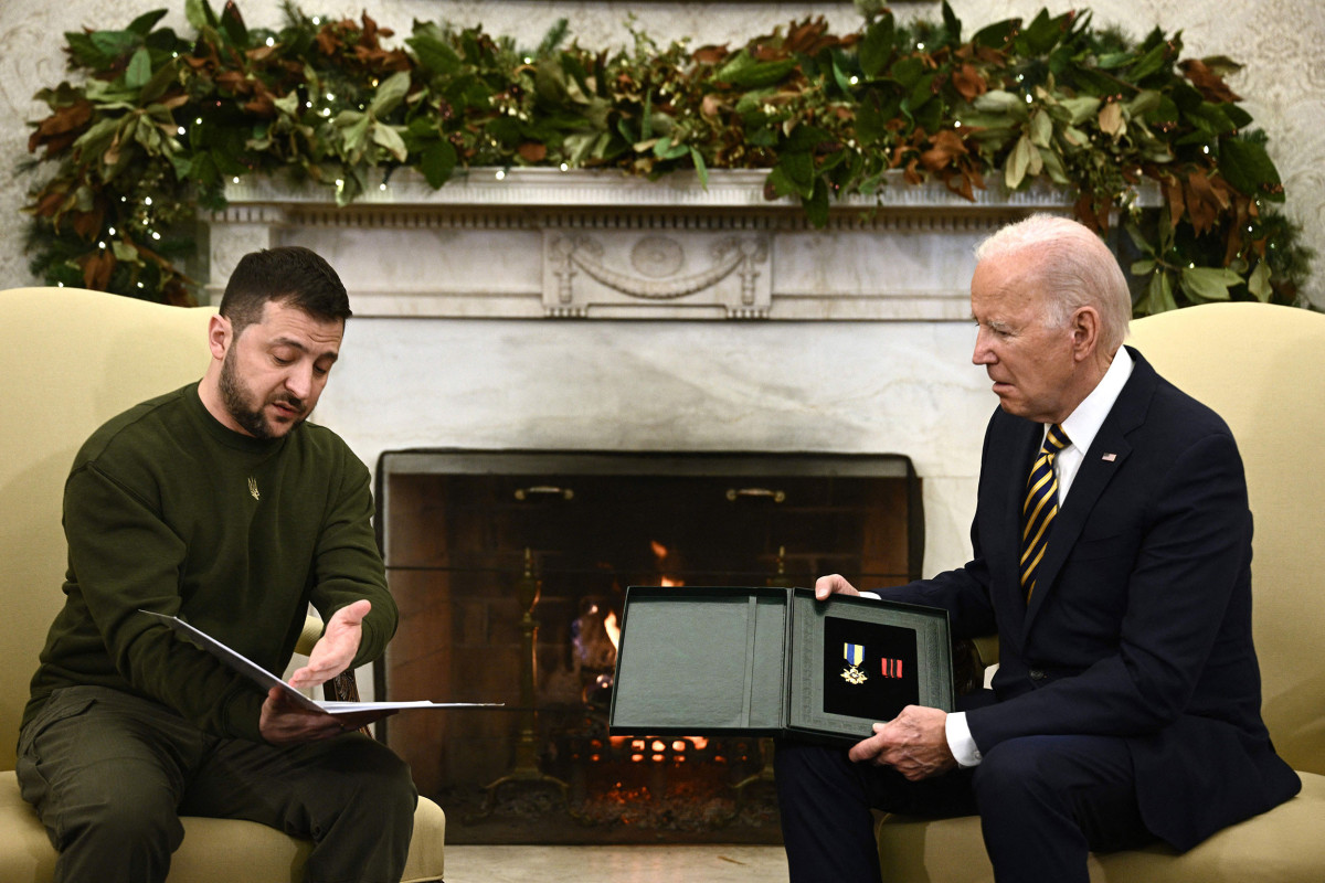 Zelensky presents Biden with Ukrainian cross for military merit