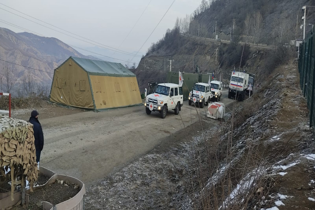 ICRC cars moved unimpeded from Khankendi-Lachin road where protest action is held -VIDEO 