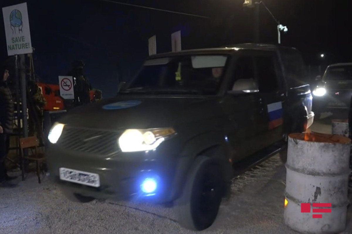 Two vehicles of Russian peacekeepers passed through the peaceful protest action area on the Khankendi-Lachin road-PHOTO 