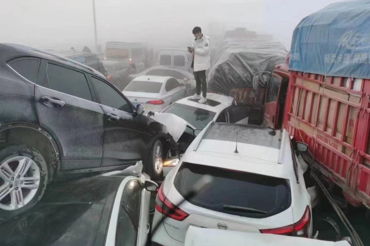 One dead in China highway pile-up involving hundreds of cars-VIDEO 