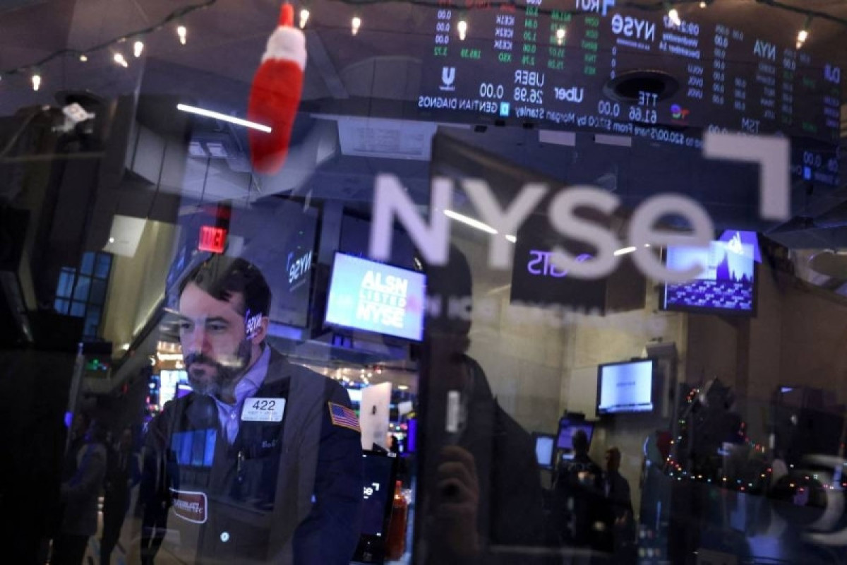 U.S. stocks drop on recession fears, Nasdaq closes at new bear market low