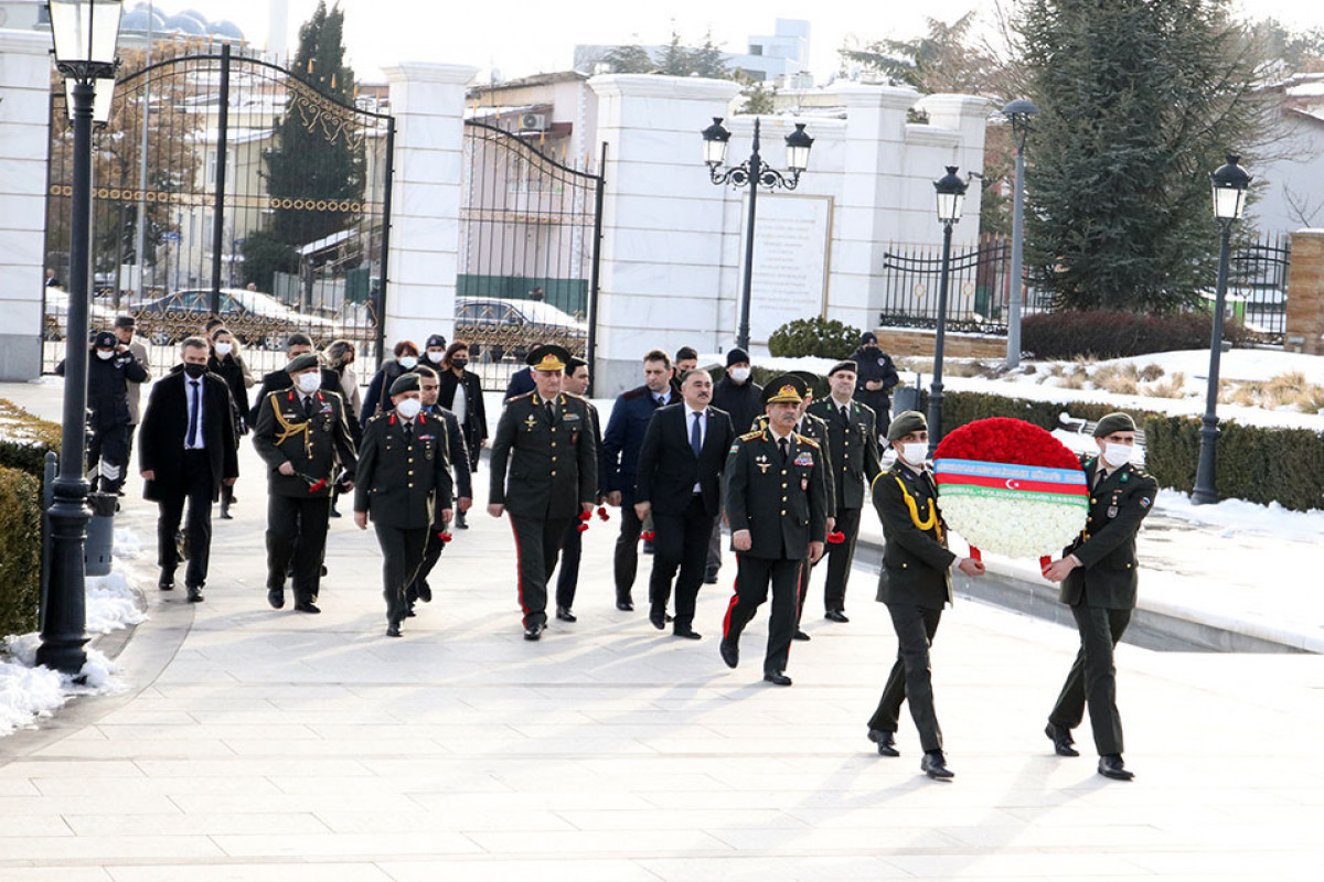 Azerbaijan’s Defence Minister visits monument to Heydar Aliyev in Ankara