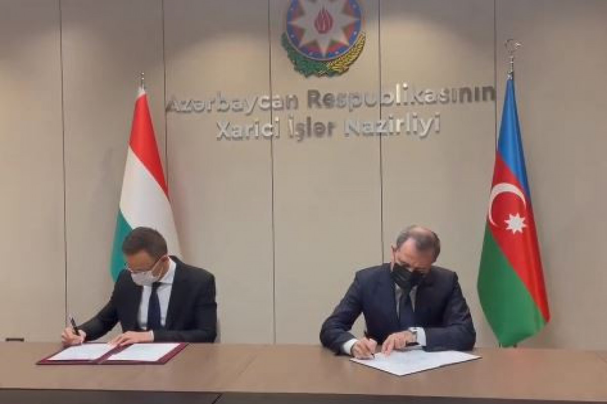 Azerbaijani Foreign Minister Jeyhun Bayramov and Hungarian Foreign and Trade Minister Peter Siyrto