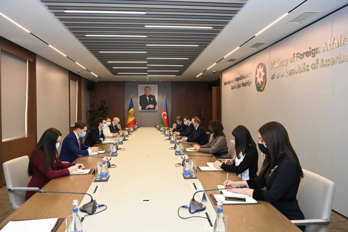 Azerbaijani FM meets with his Moldovan counterpart