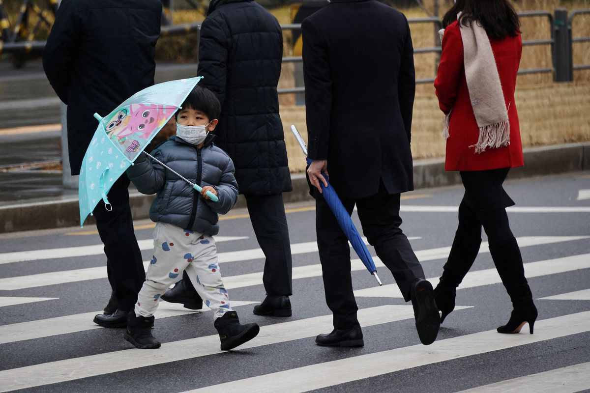 S.Korea turns to self treatment as Omicron fuels soaring COVID-19 cases