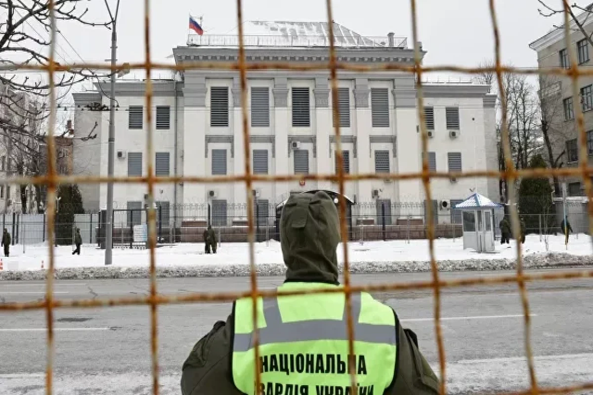 Media: Russian diplomats start to leave Ukraine