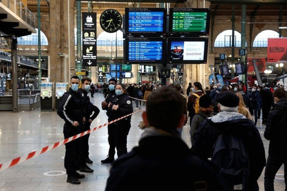 Police kill man wielding knife at Paris station