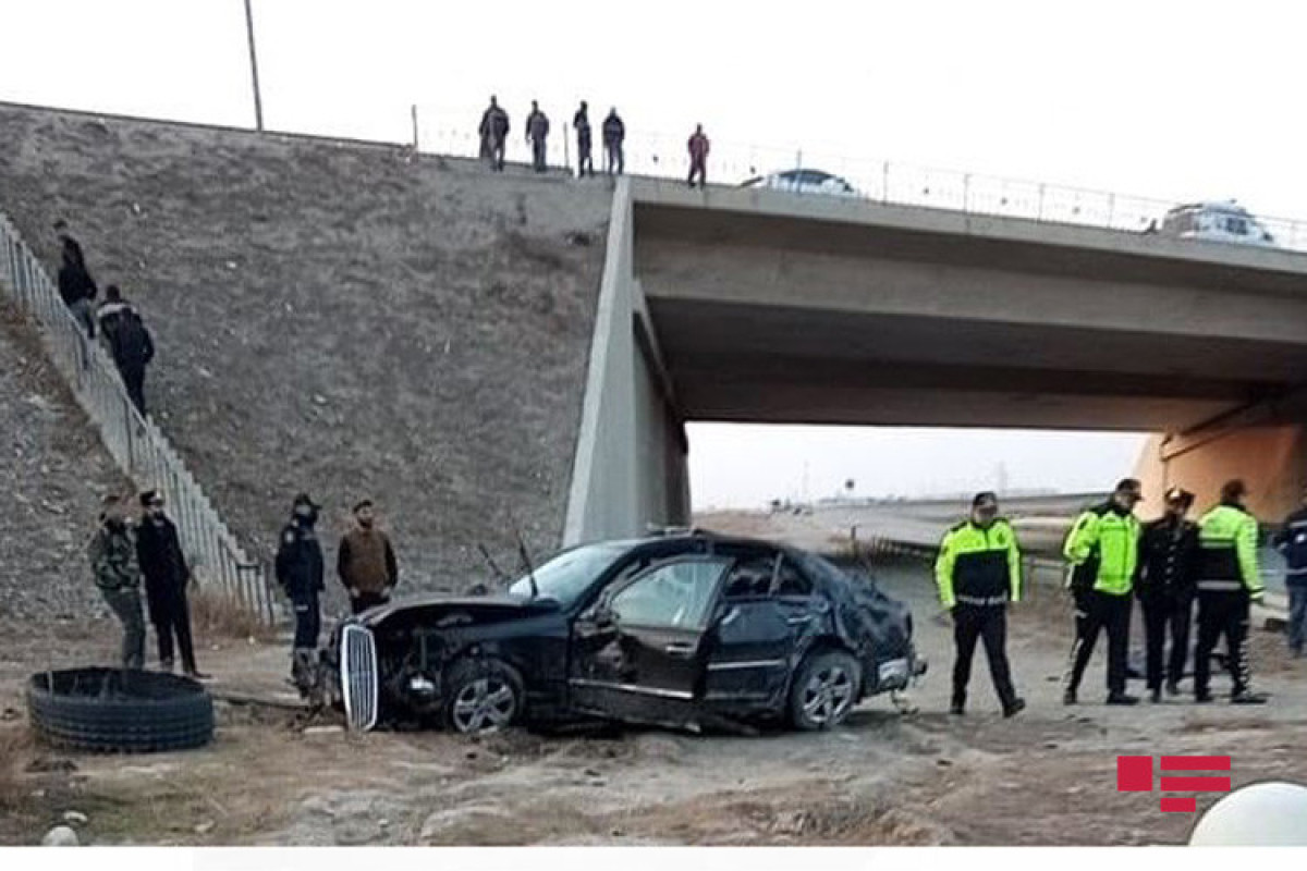 A car overturned on a bridge in Sumgayit, killing 3 people