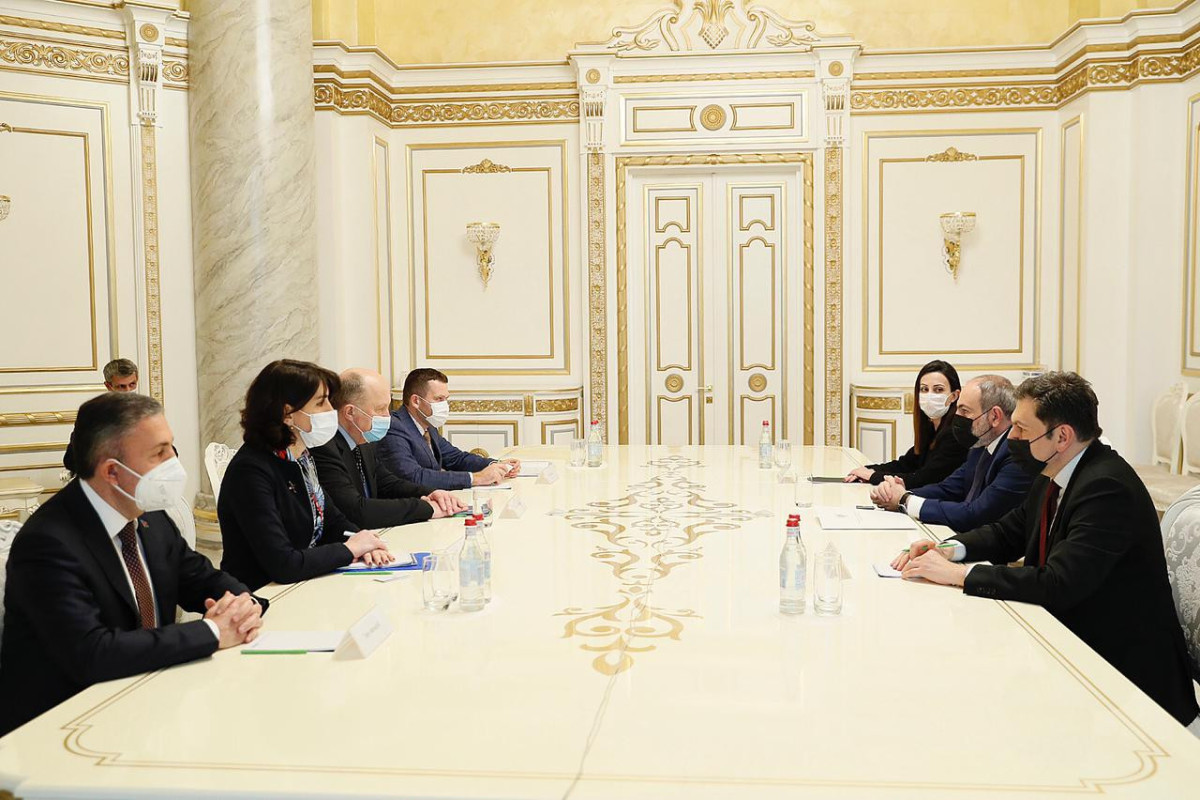 Azerbaijani MPs meet with Pashinyan
