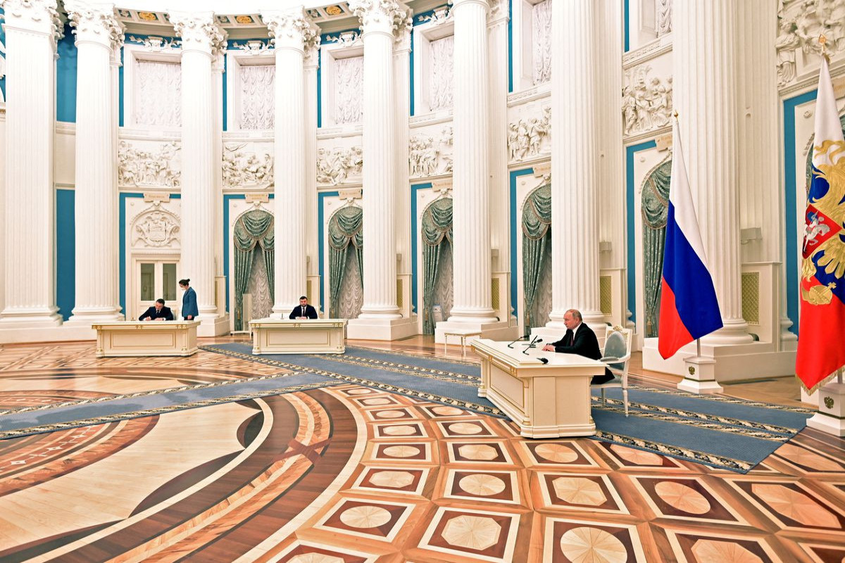 Putin orders Russian troops to Ukraine after recognising breakaway regions