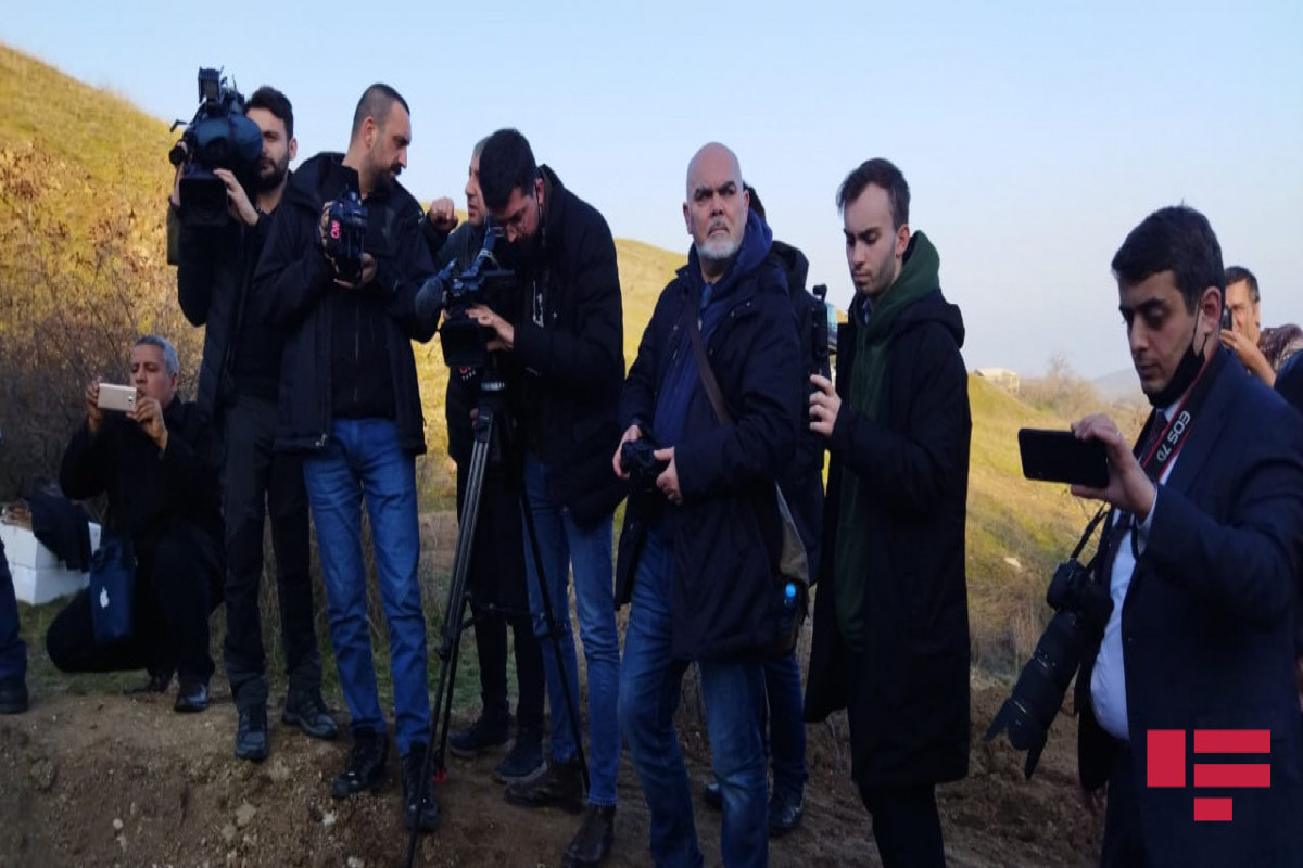 Foreign journalists visit mass grave in Khojavand-PHOTO 