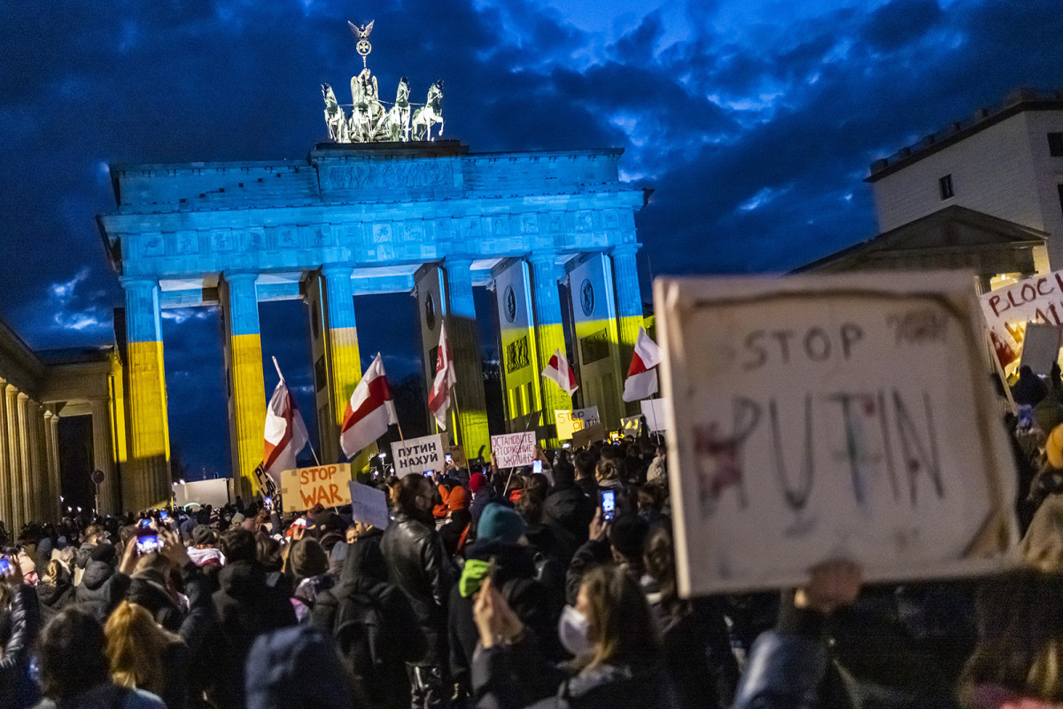 German lawmakers call on leader to cut Russia from vital SWIFT payments system