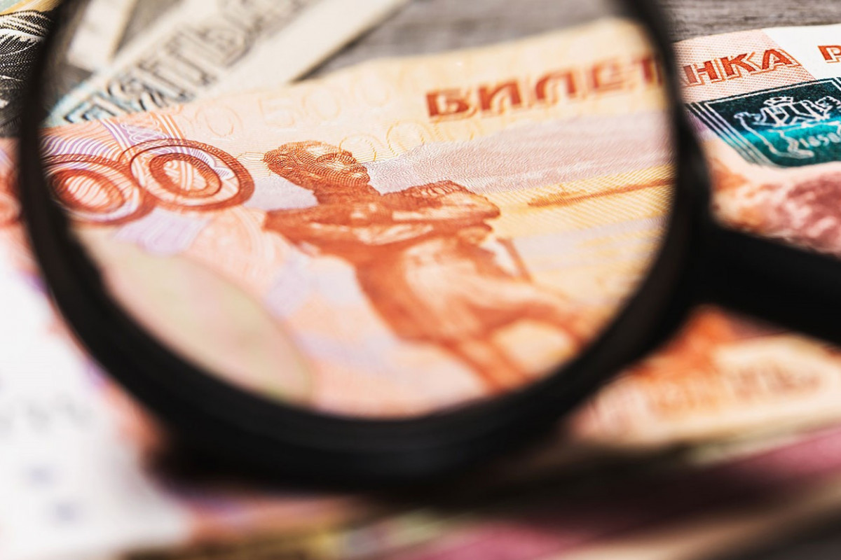 Ruble against manat remains at six-year low