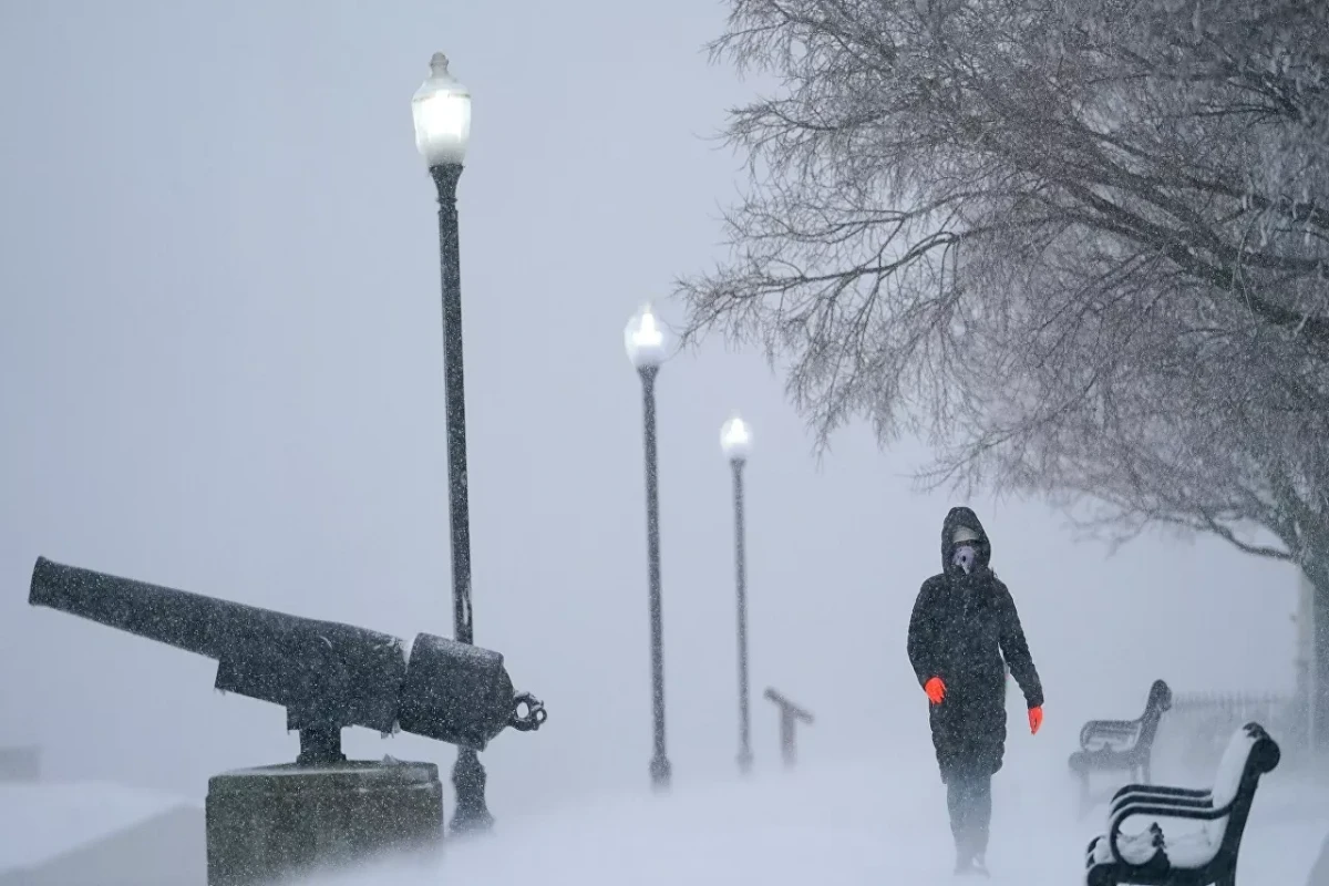 Massive US snowstorm kills at least two, hundreds of yhousands without power