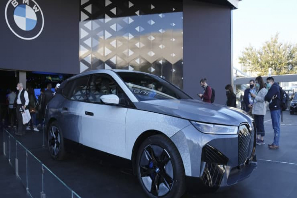 BMW’s new iX Flow concept car can change colors