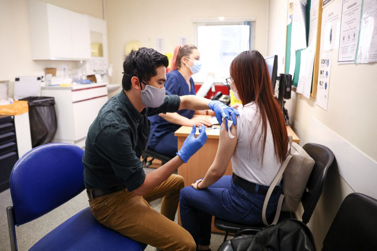 England opens COVID booster jab programme to 16- and 17-year olds