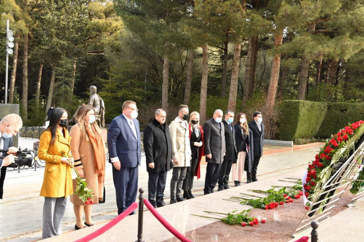 President of Montenegrin Parliament pays respect to national leader Heydar Aliyev and Azerbaijani martyrs