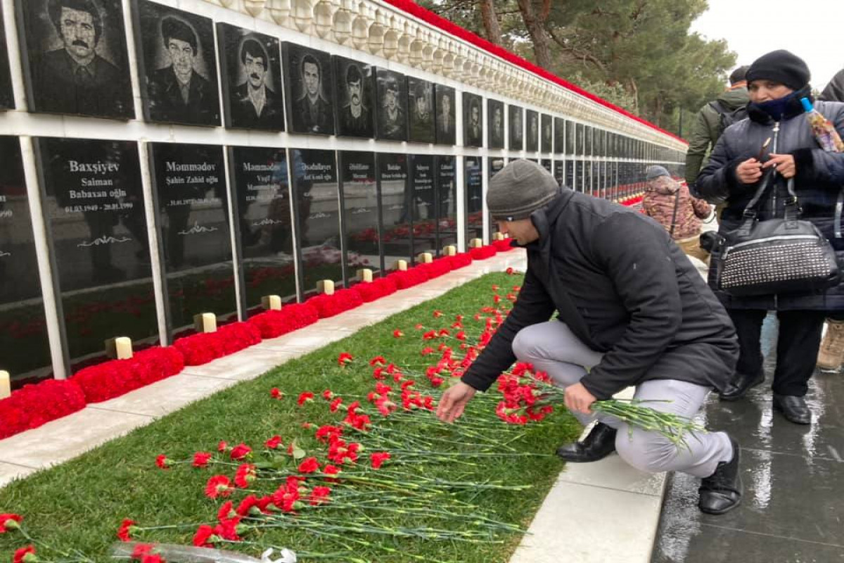 Deputy Ambassador to Israel in Azerbaijan Doron Peer in the Alley of Martyrs