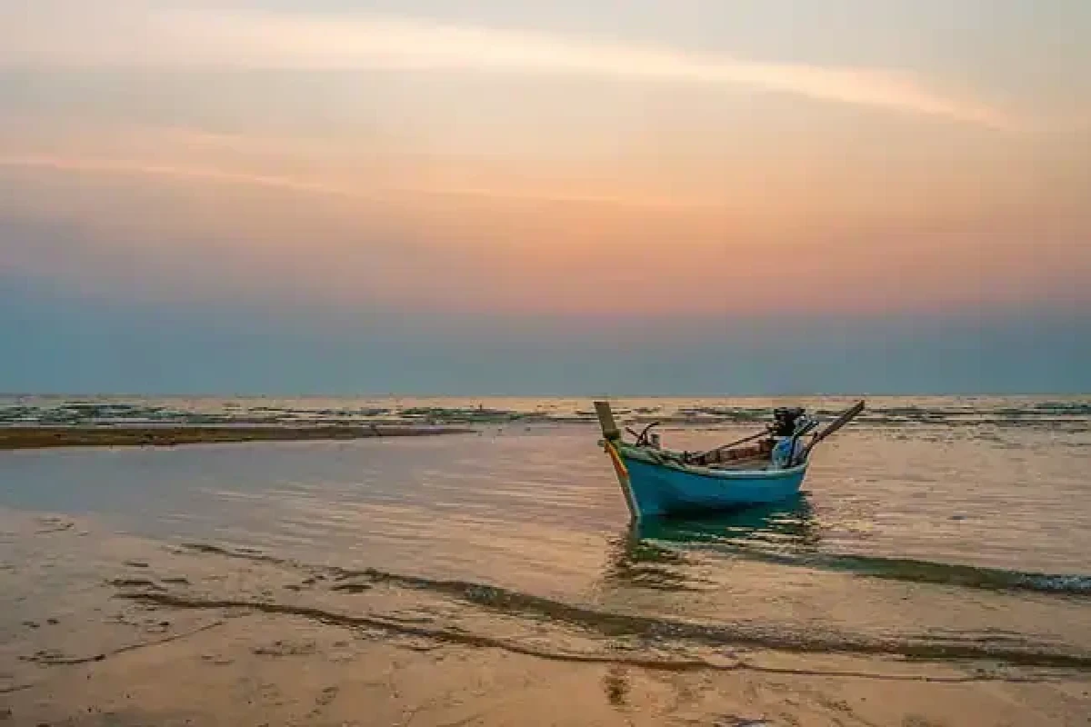 39 missing after boat sinks off coast in US