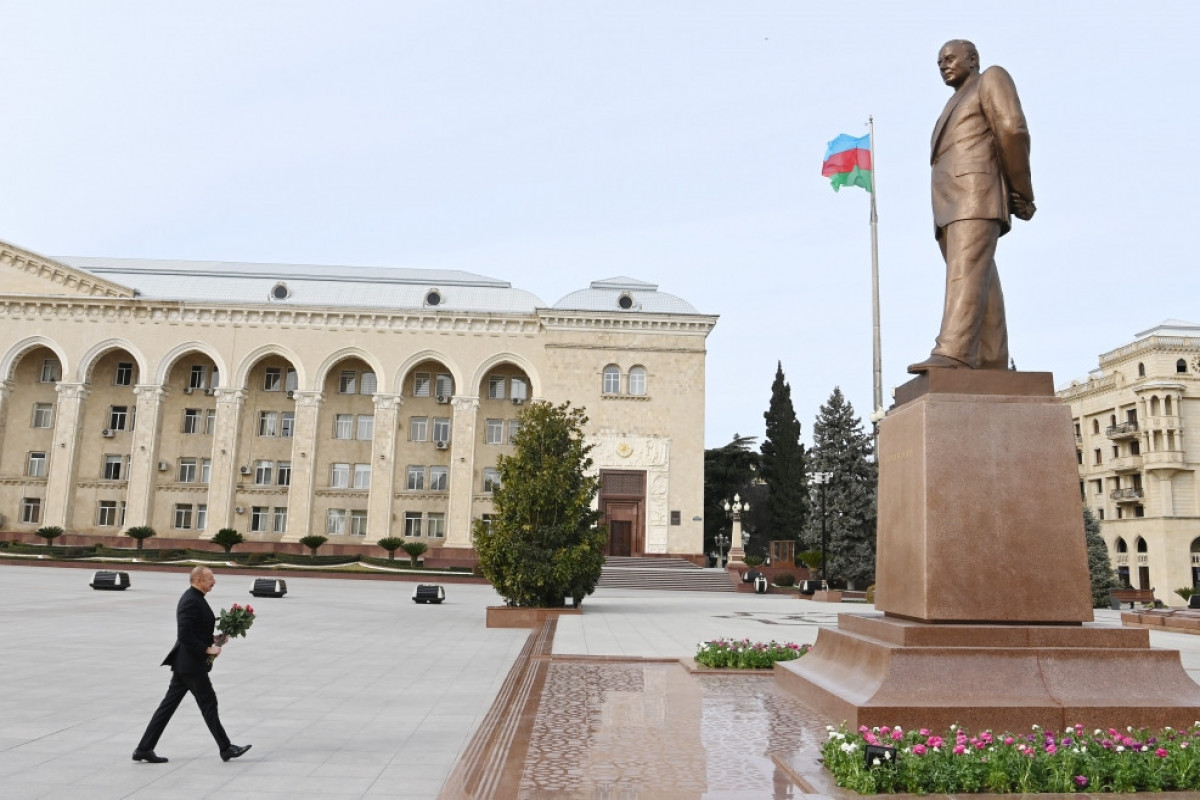 President Ilham Aliyev visited statue of Heydar Aliyev in Ganja