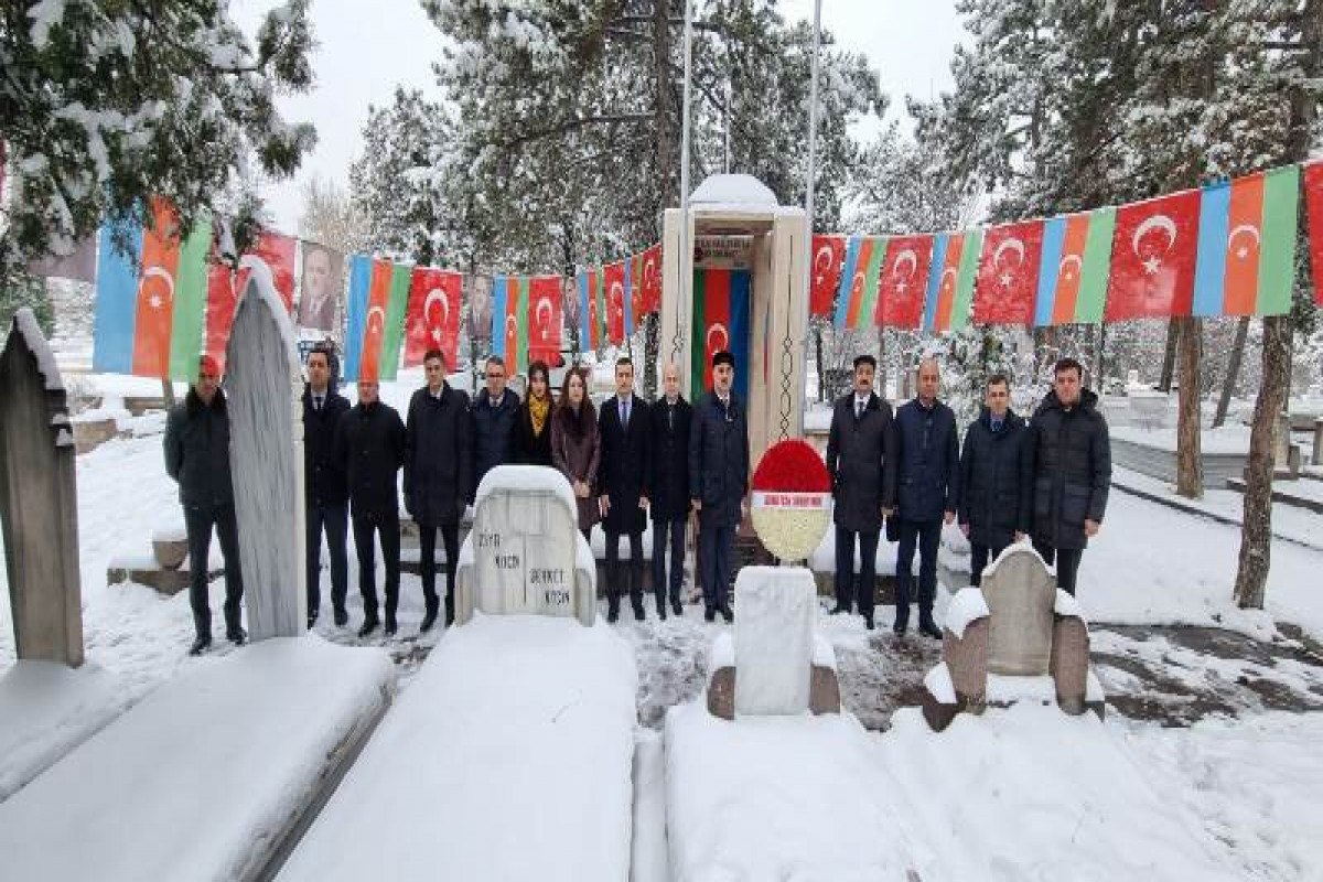 Ambassador Rashad Mammadov visits Rasulzadeh's grave