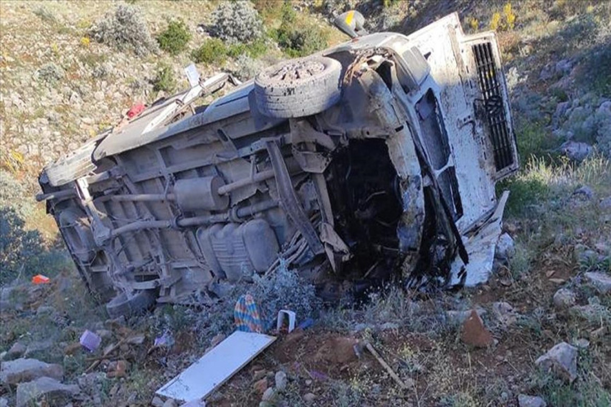 Bus crash kills 2, injures 18 in Türkiye