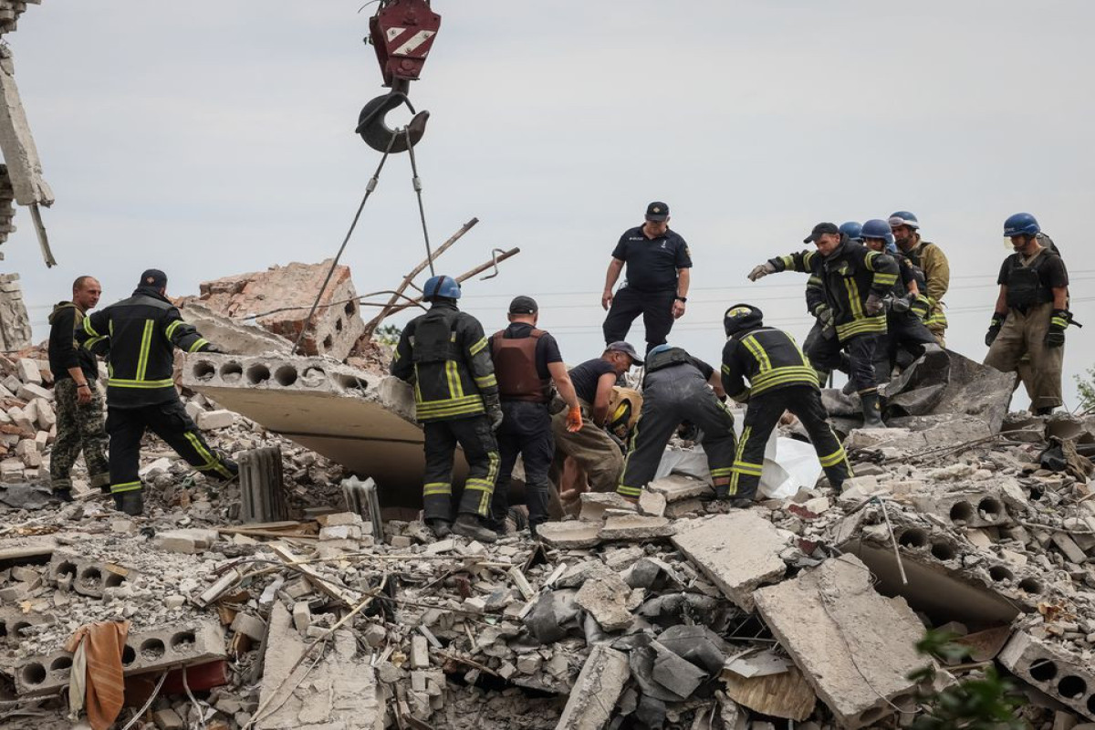 Dozens feared trapped after Russian strike on Ukraine apartment building-PHOTO 