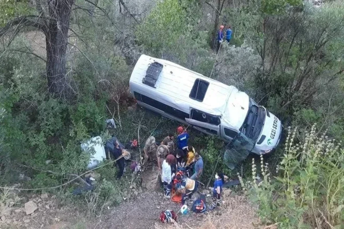 Microbus rollover in Turkiye leaves injured persons