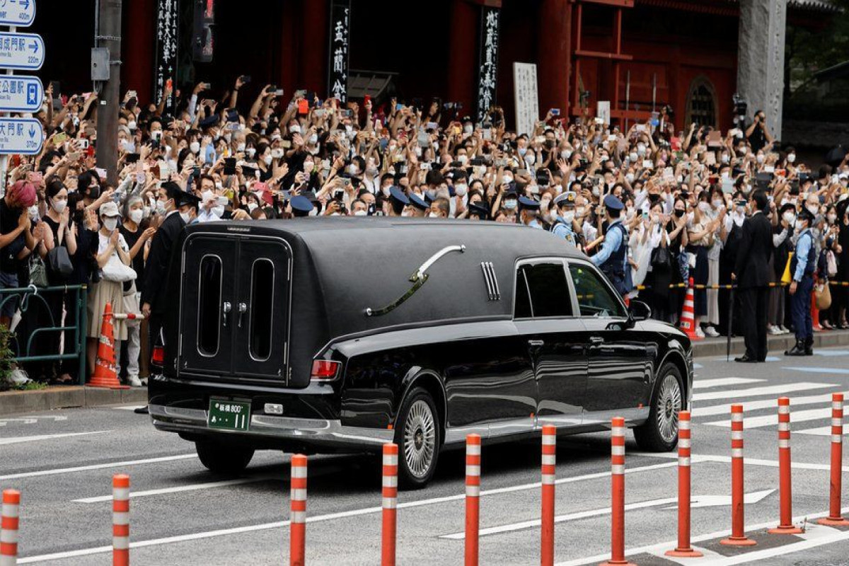 Japanese mourners pay last respects to ex-PM