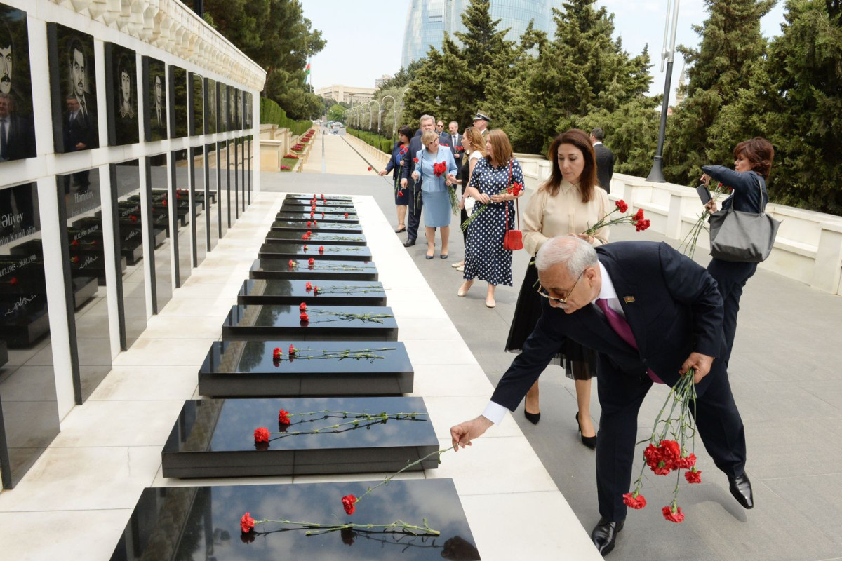 Representatives of Polish parliament visit Alley of Martyrs