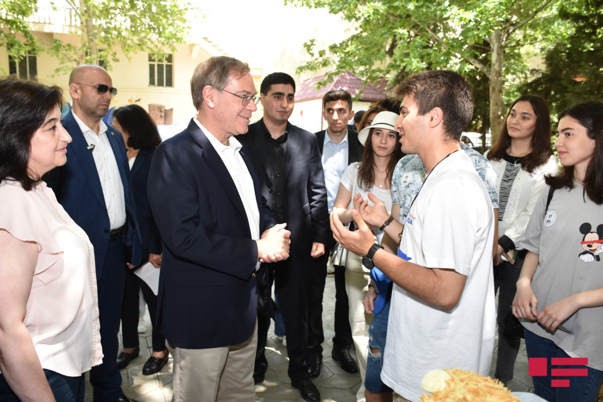 U.S. Embassy joined EducationUSA Alumni Fair to promote study in the United States  -PHOTO 
