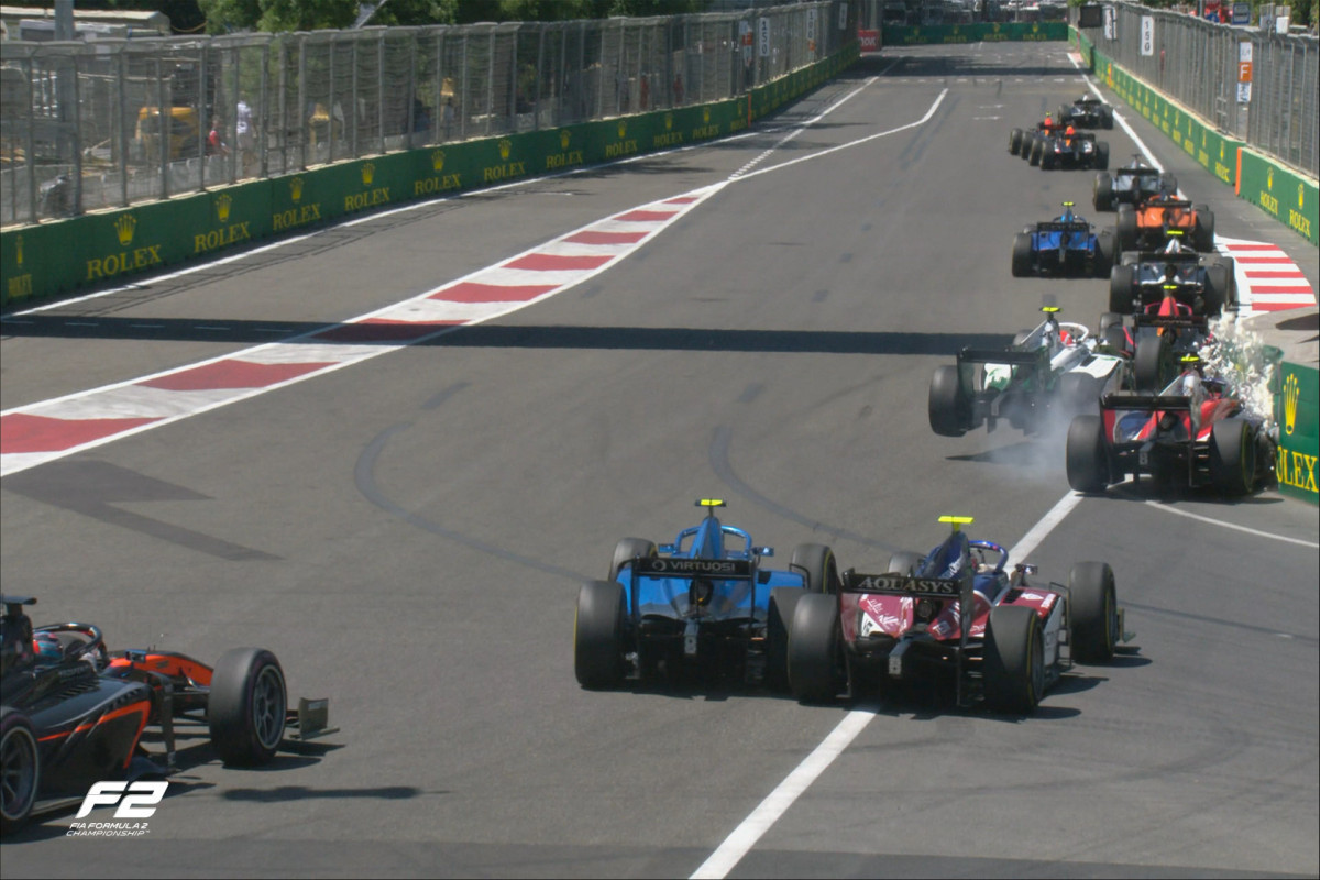 Formula 2 bolide catches fire in Baku