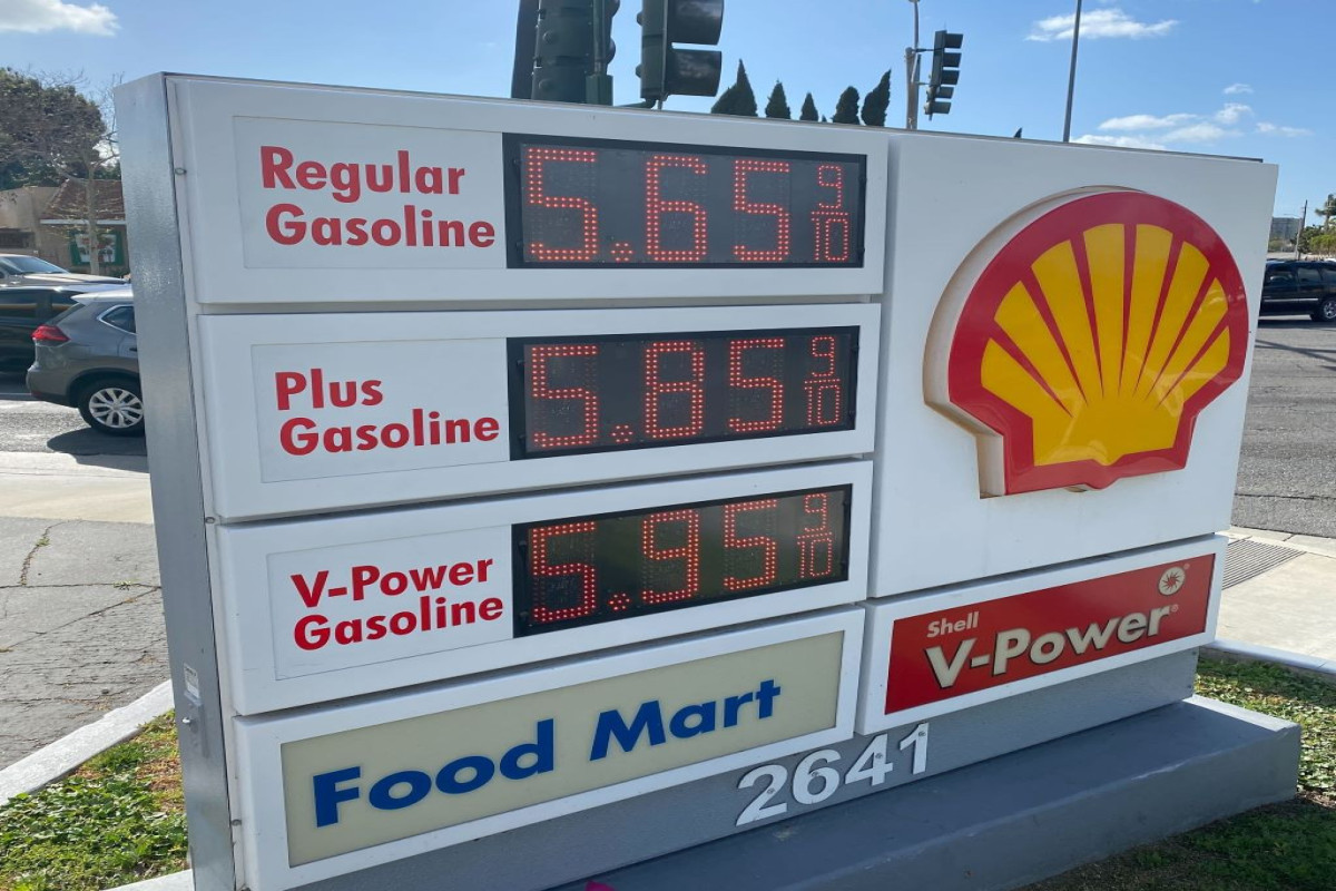Average US gas price hits $5 for first time