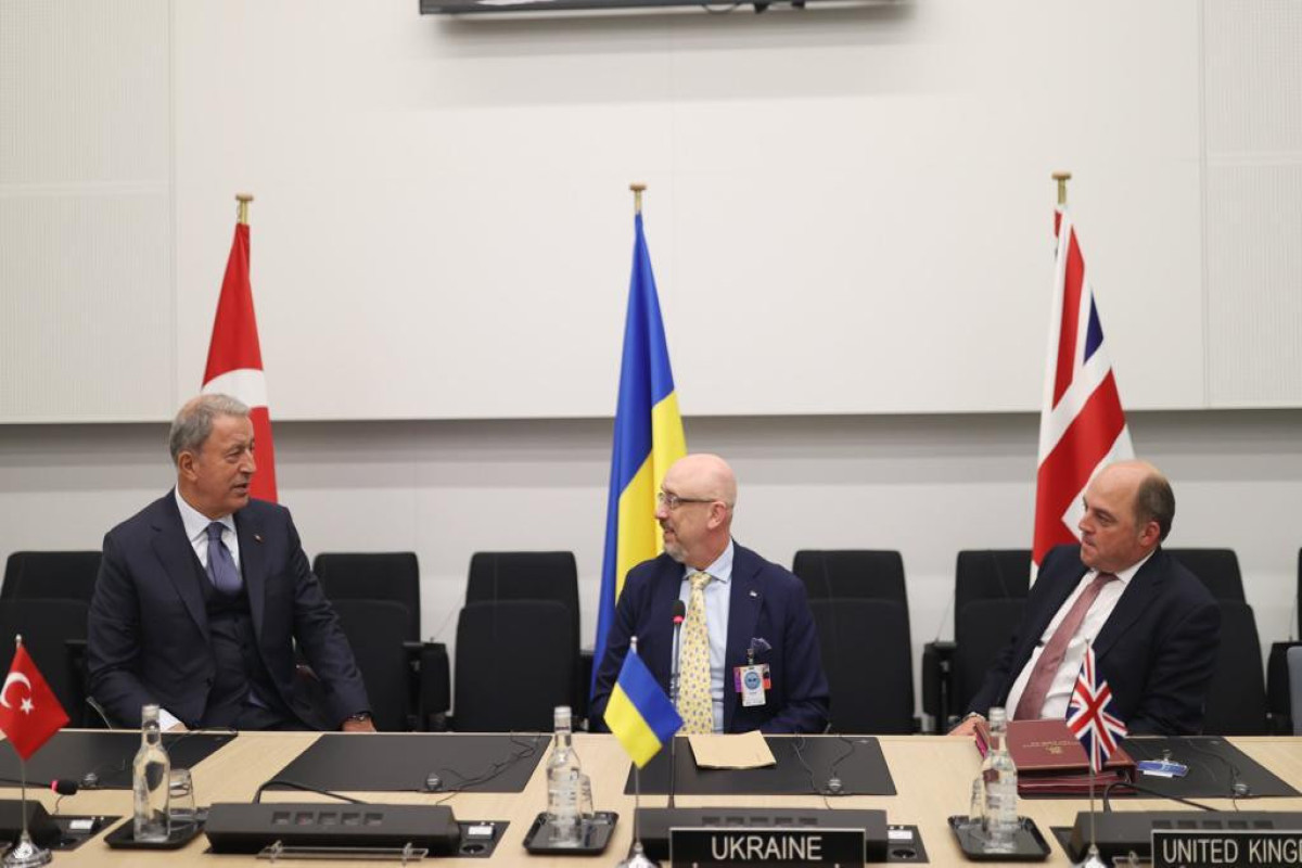 Defense ministers of Türkiye Ukraine and Britain hold meeting