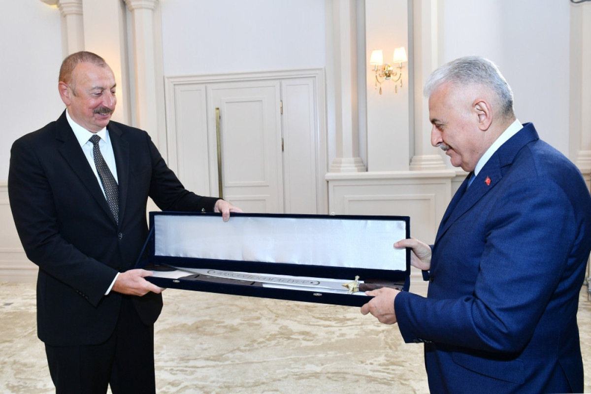 Binali Yildirim presents sword to President Ilham Aliyev the same as Fateh Sultan Mehmed's sword-PHOTO 