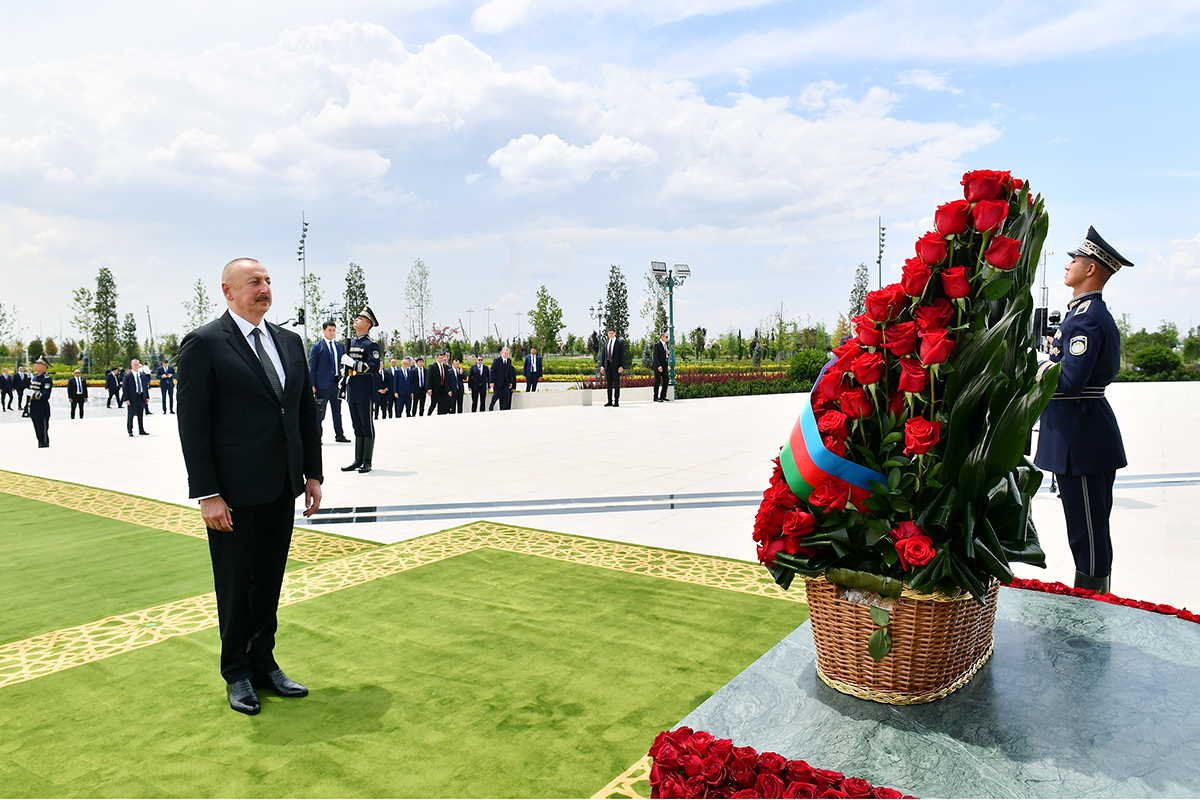 Azerbaijani President visits Independence monument in Tashkent