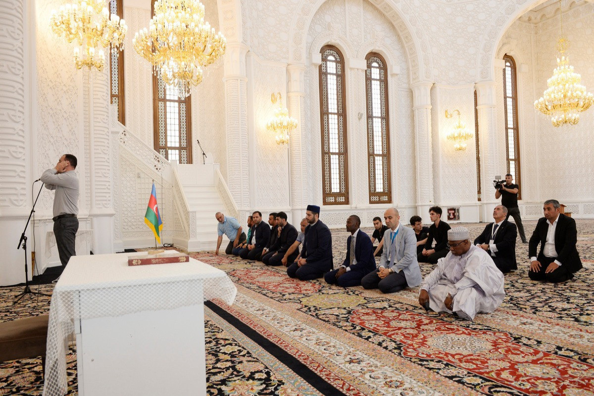 Participants of OIC conference visit Heydar mosque